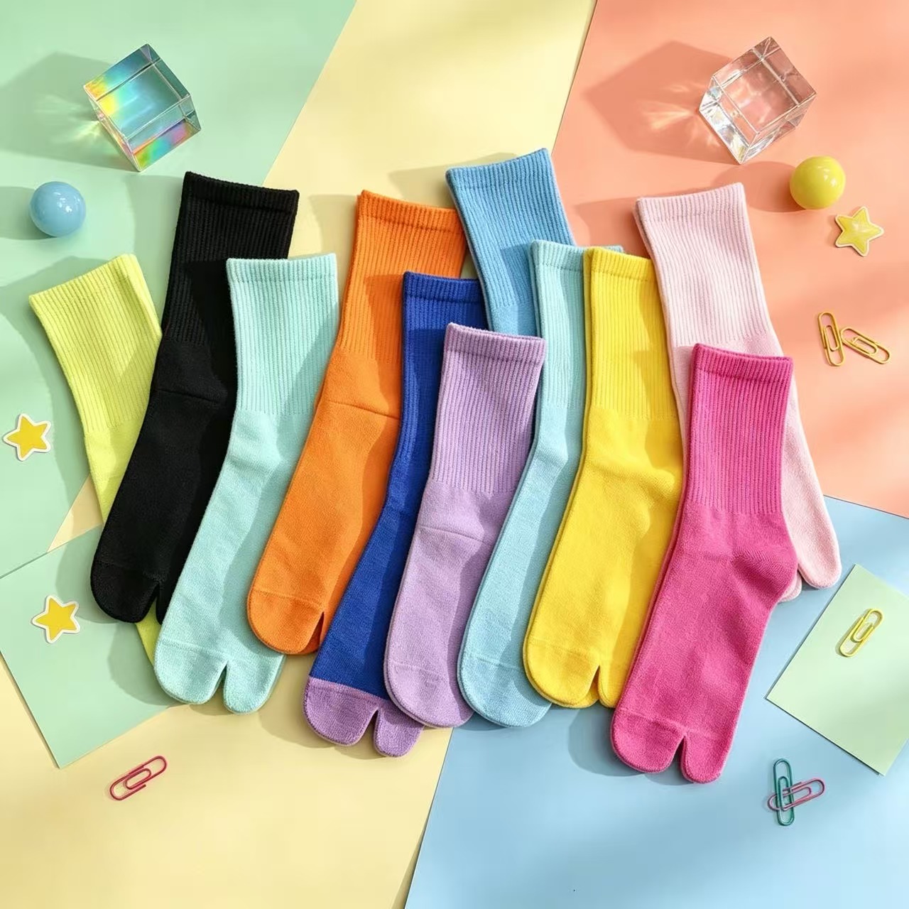 Toe Sock Split - キャンディカラーのミドル丈タビソックス、柔らかいリブ編みのつま先分離ソックス、サンダルに合わせるのに最適な、シンプルな無地のクルーソックス、男女兼用、普段使いに。