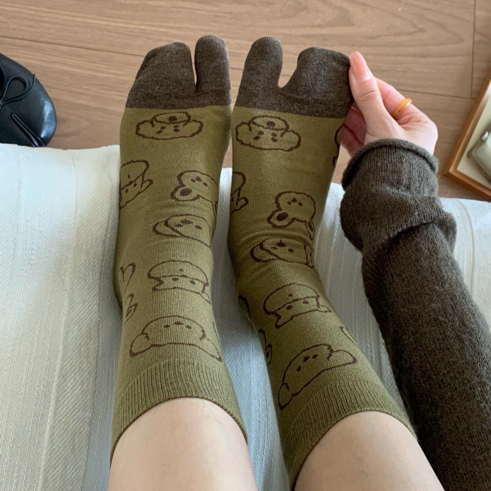 犬のイラスト入り足袋型シームレスミッドカーフソックス、かわい - Toe Sock Split のレビューと価格