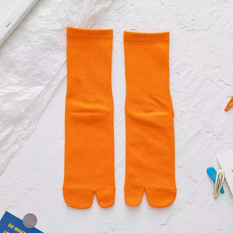 キャンディカラーのミドル丈タビソックス、柔らかいリブ編みのつ - Toe Sock Split のレビューと価格